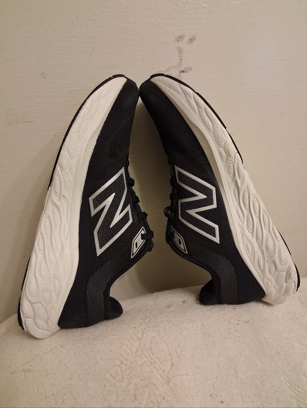 Womens New Balance Black & White Running Shoes Size 9